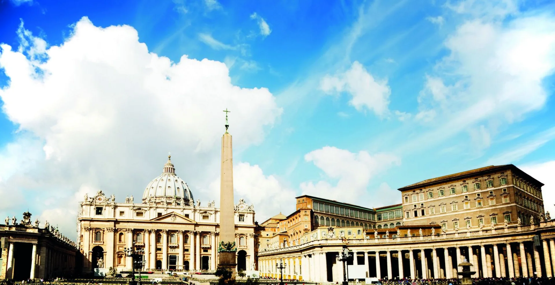 Der Petersdom ist die größte der Papstbasiliken in Rom, nicht aber die Kathedrale des Bischofs von Rom, dies ist die Lateranbasilika. Ihre volle Bezeichnung lautet Basilica Papale di San Pietro in Vaticano.